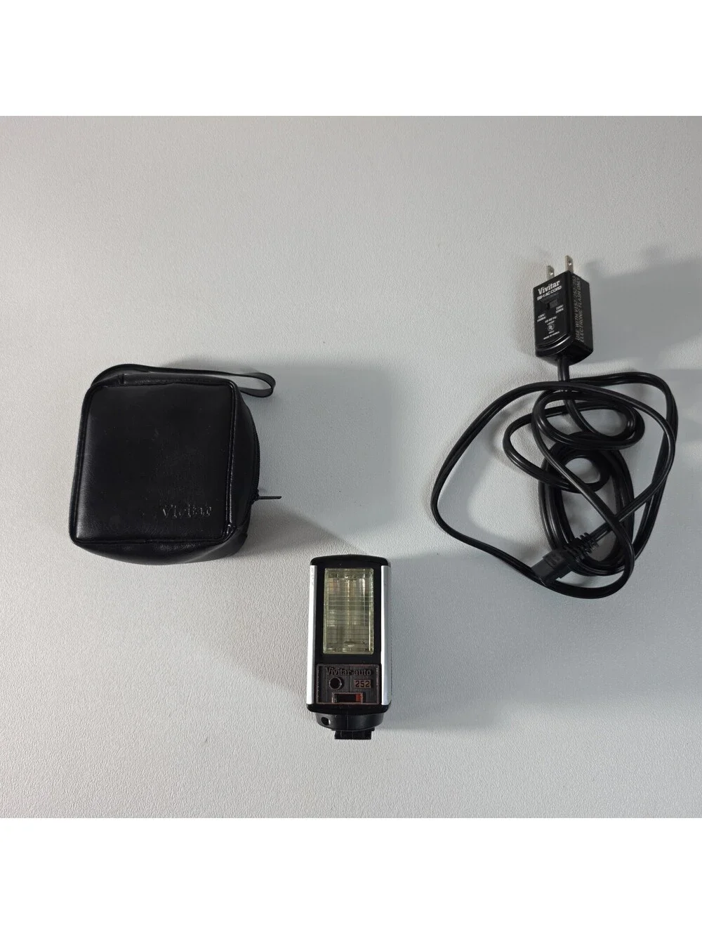Vivitar 252 Auto Flash, Backlit Dial, W/ Sync Cable + Case & SB-1 AC Cord